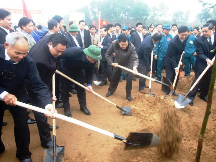Chủ tịch nước Trương Tấn Sang và Bộ trưởng Bộ NN-PTNT Cao Đức Phát và lãnh đạo các bộ, ngành, địa phương trồng cây tại khu di tích đồn Hố Chuối (Yên Thế, Bắc Giang).